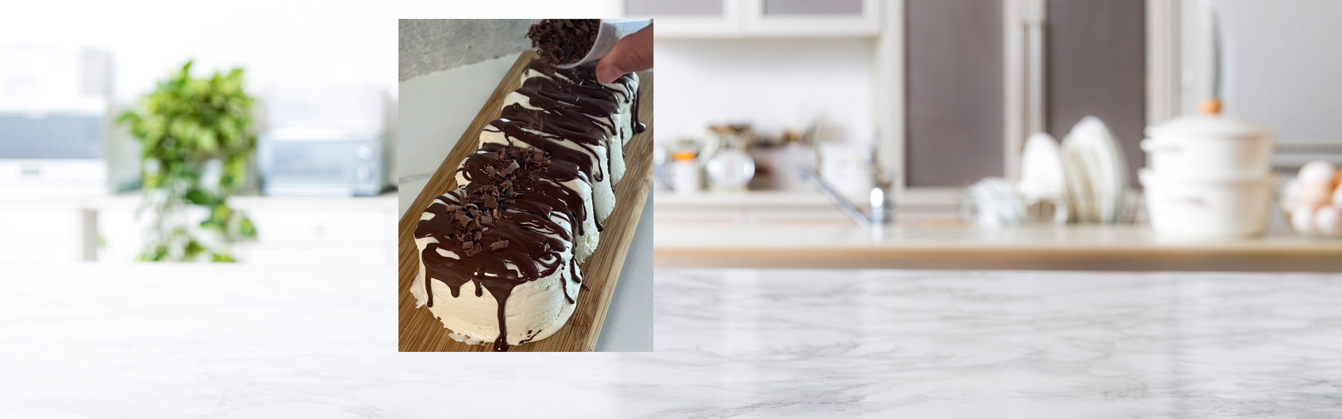 Gâteau à la crème glacée à la vanille avec des couches de chocolat croustillant